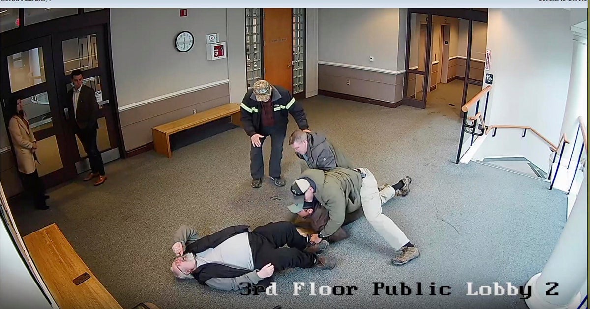 Video shows a Venezuelan man tackled in a New Hampshire courthouse. He was then sent by ICE to Texas. - CBS News