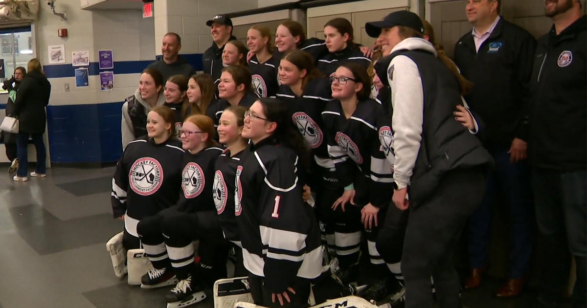 Women's hockey league shatter records, growing the game for young girls - CBS News