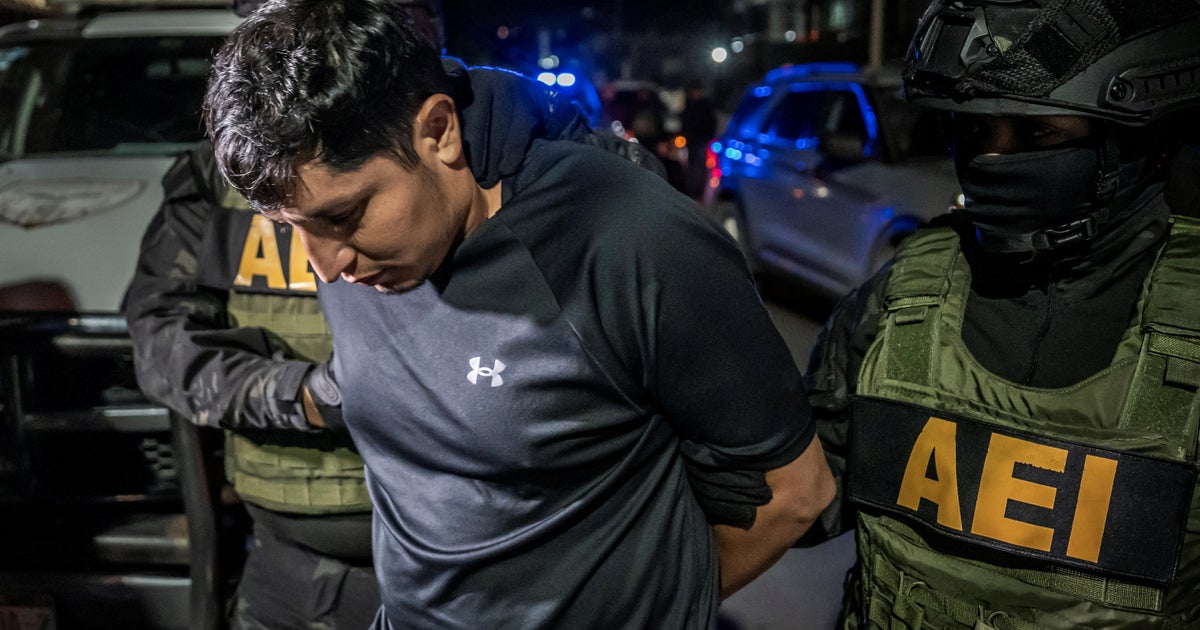 Escaped California inmate wanted for killing leader of elite Mexican police unit arrested after weeklong manhunt - CBS News