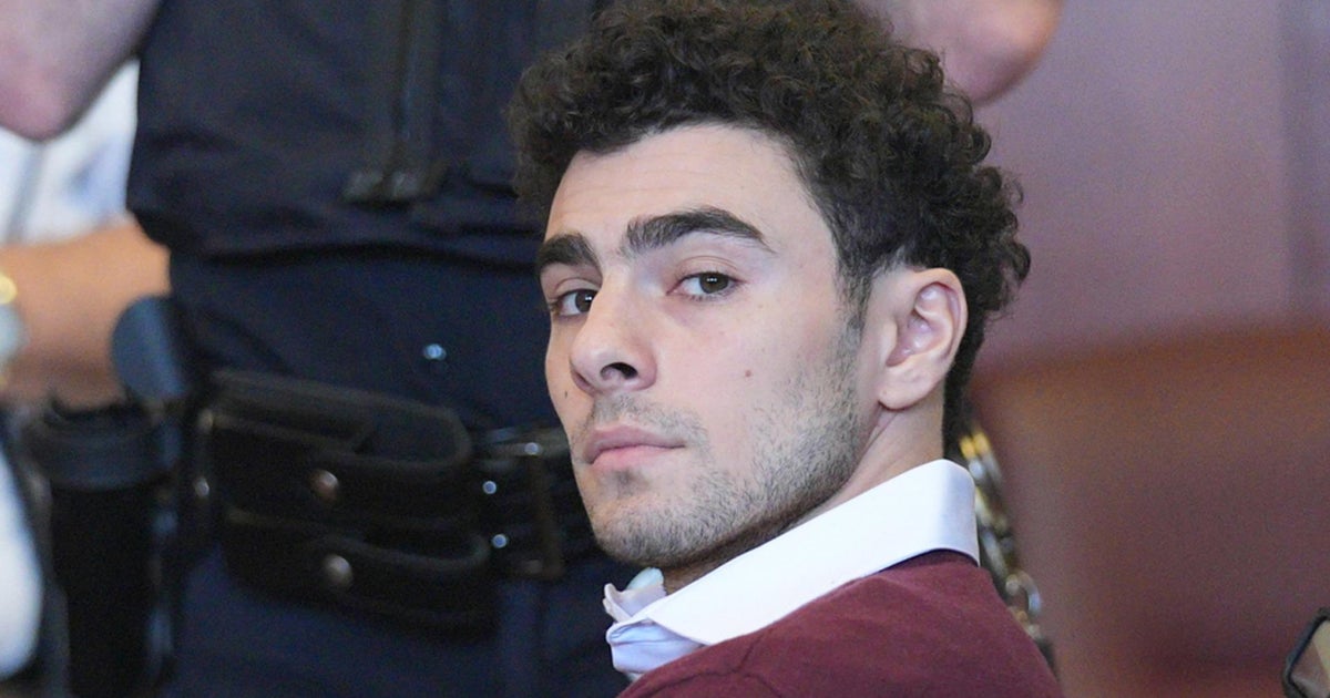 Mangione attorneys ask judge to stop federal prosecutors from seeking death penalty: