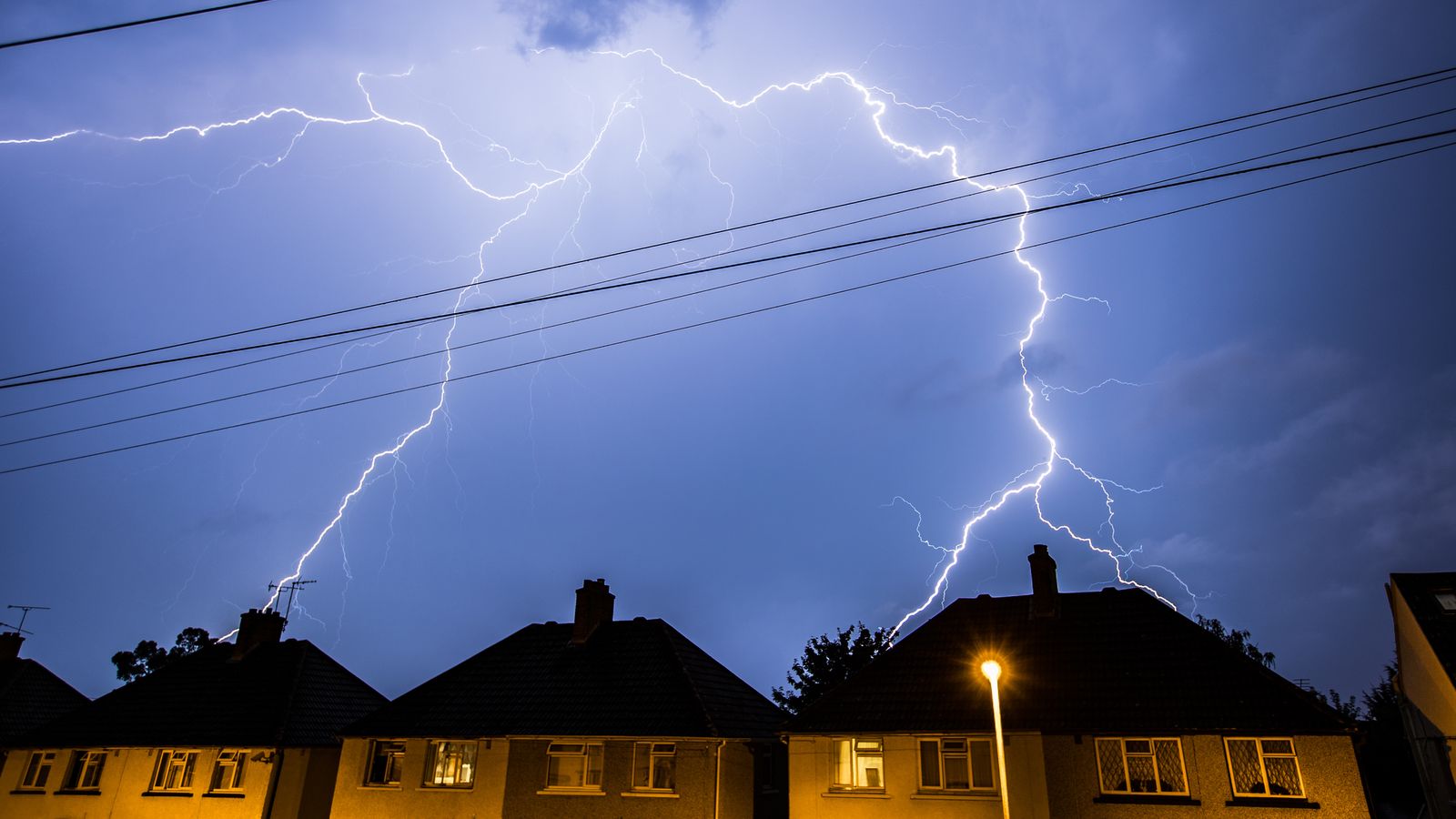 UK weather: Amber warning for thunderstorms for London and parts of southern England | Weather News | Sky News