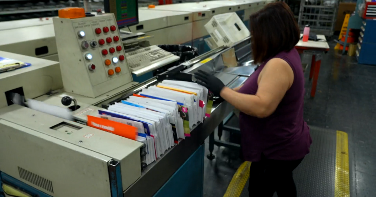 When the USPS can't decipher bad handwriting, a facility in Utah comes to the rescue - CBS News