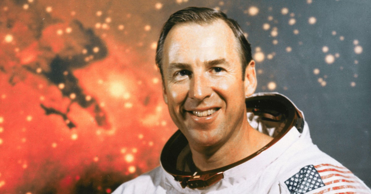 Jim Lovell, Apollo 13 commander, dies at age 97 - CBS News