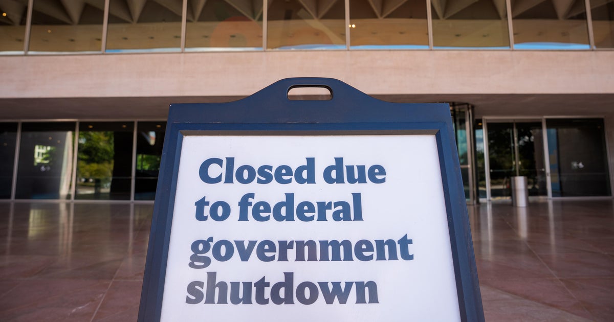 Federal workers hunker down as they go without pay in shutdown: