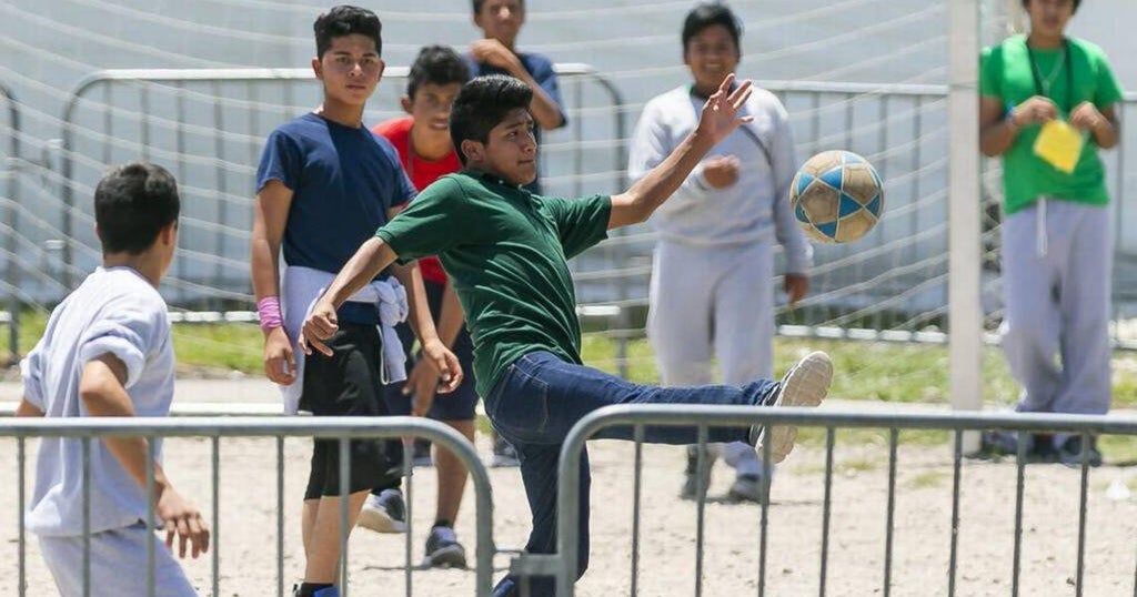 U.S. to offer migrant teens $2,500 if they agree to voluntarily leave the country - CBS News