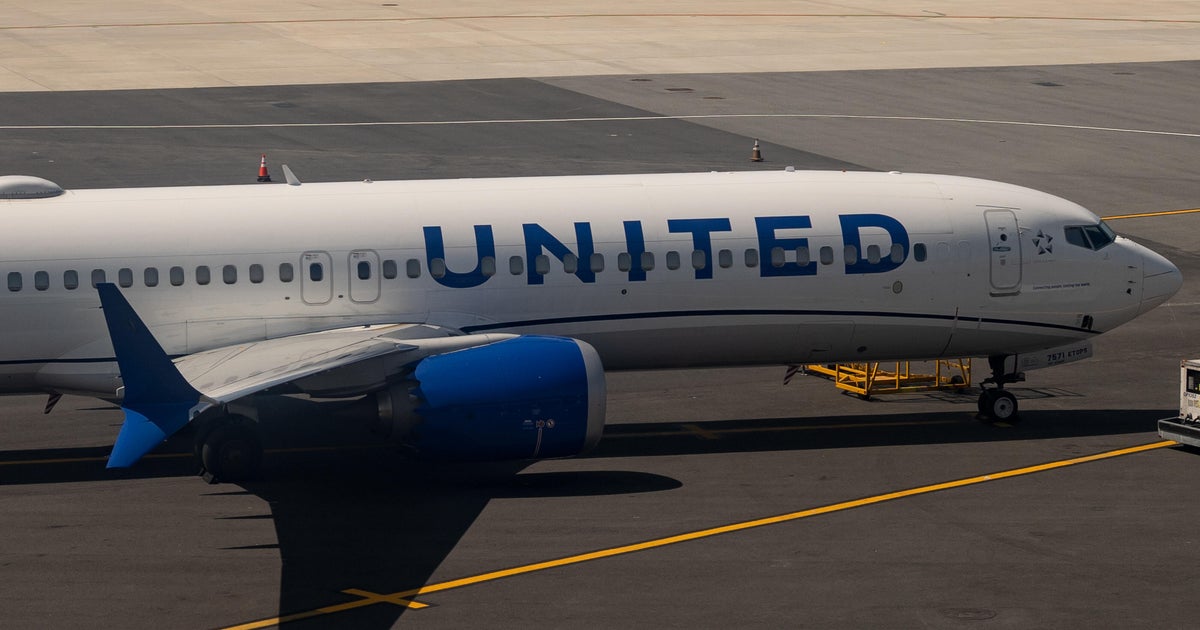 United flight diverts due to crack in one layer of the windshield - CBS News