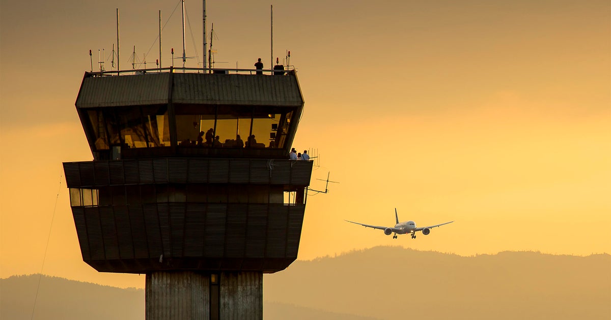 U.S. transportation chief doesn't want air traffic controllers driving for Uber during shutdown - CBS News