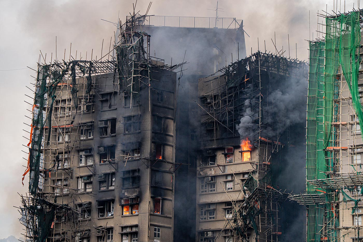 A visual guide to how the Hong Kong fire spread - BBC News