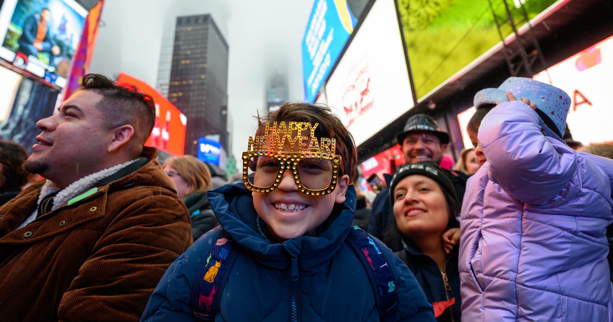 Is anything open on New Year's Eve 2025? Here are open stores, restaurants and fast-food chains. - CBS News