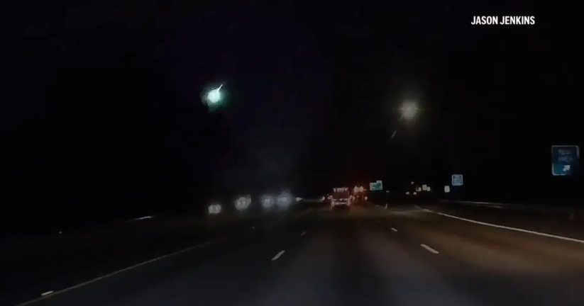 Bright green fireball captured on video in Pacific Northwest sky as another meteor streaks across U.S. - CBS News