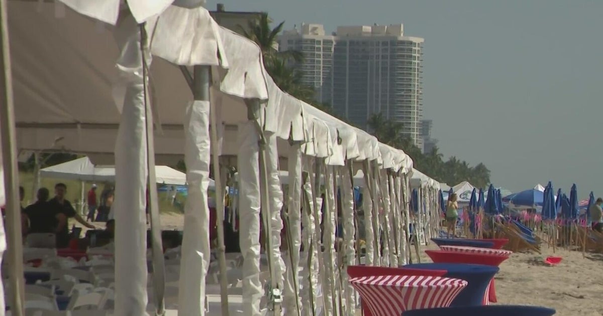 Fort Lauderdale Air Show attendees are using the beach to beat extreme heat while enjoying the show - CBS Miami