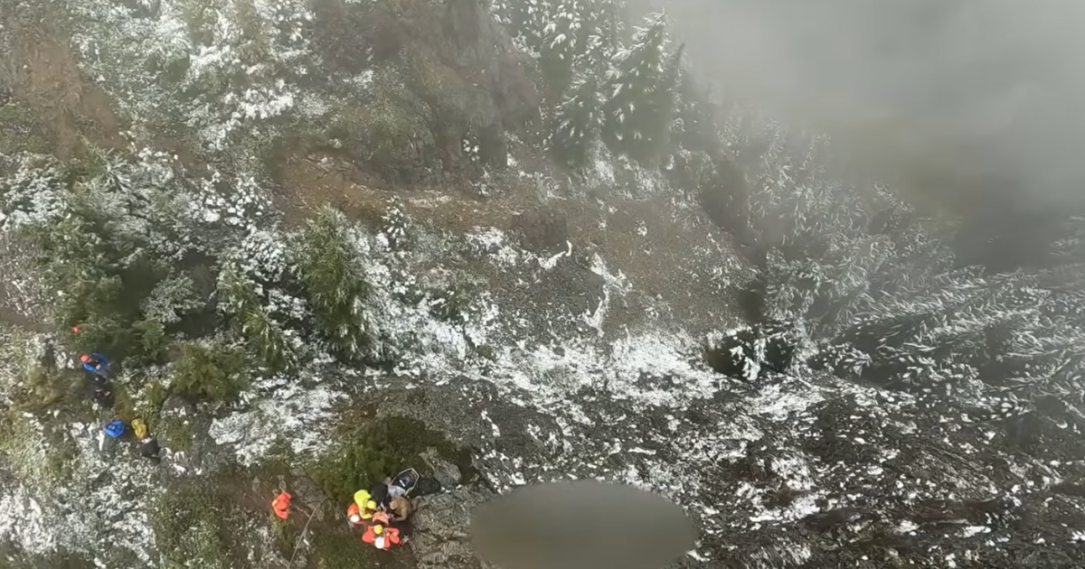 Video shows rescuers treating injured hiker who fell 50 feet on Washington mountain - CBS News