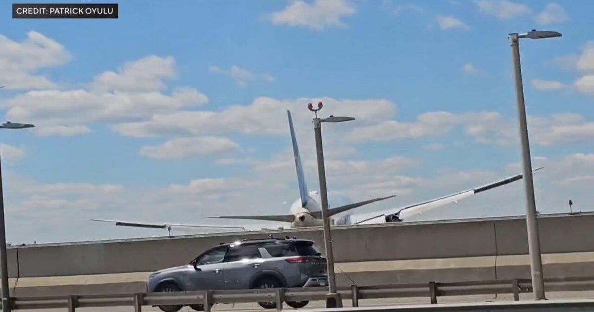 Video shows United flight strike truck on New Jersey Turnpike before landing at Newark Liberty Airport - CBS New York