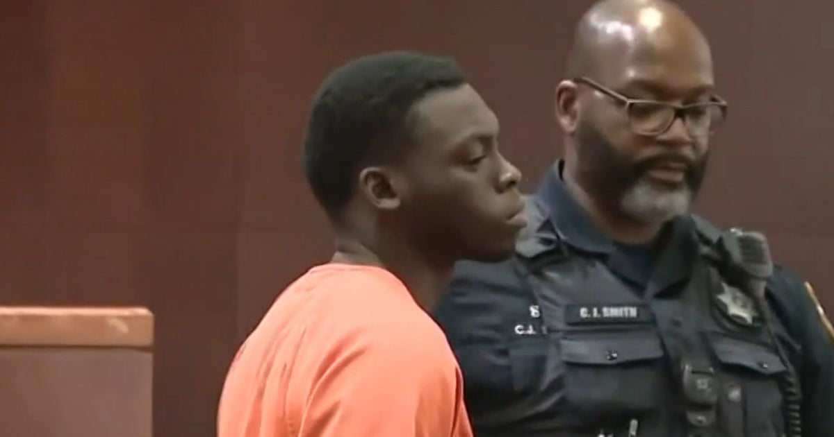 Man appears in court for allegedly boarding United flight with fake boarding pass - CBS News