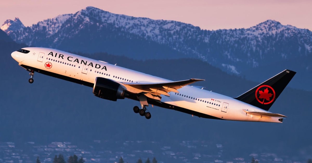 Pilot accused of flying 900 flights without valid license - CBS News