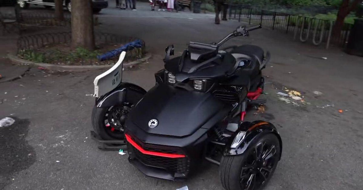 3-wheel motorcycle strikes pedestrians inside Fort Greene, Brooklyn park, 10 hospitalized - CBS New York