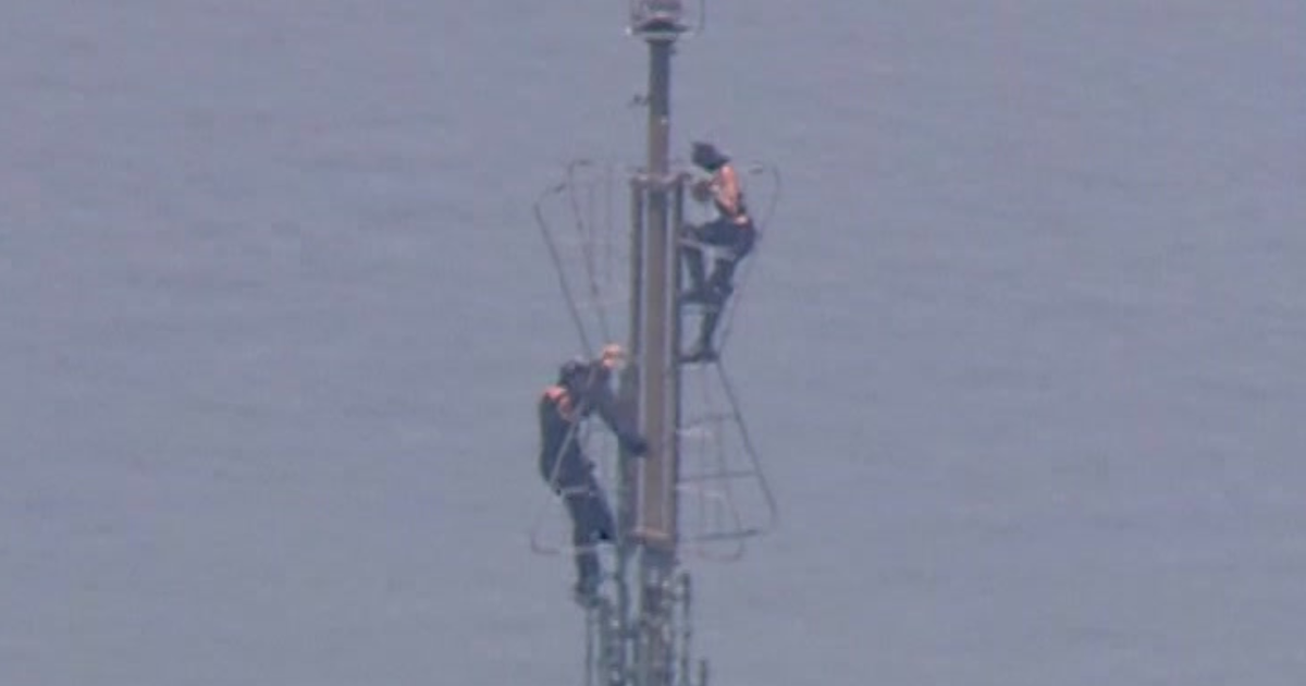 Empire State Building climbers out on supervised release after being arraigned for daring stunt - CBS New York