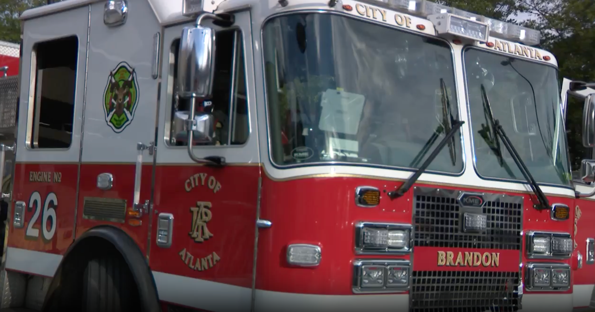 Firefighters battle large blaze at southwest Atlanta apartment complex, rescue resident and prevent further damage - CBS Atlanta