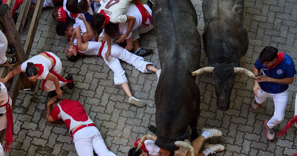 Bull gores runner in the face at Spain's San Fermin bull run festival, 12 others hurt - CBS News