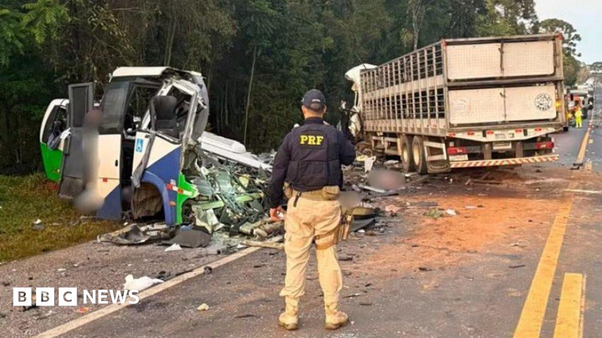Head-on collision between bus and lorry in Brazil kills more than 20 - BBC News