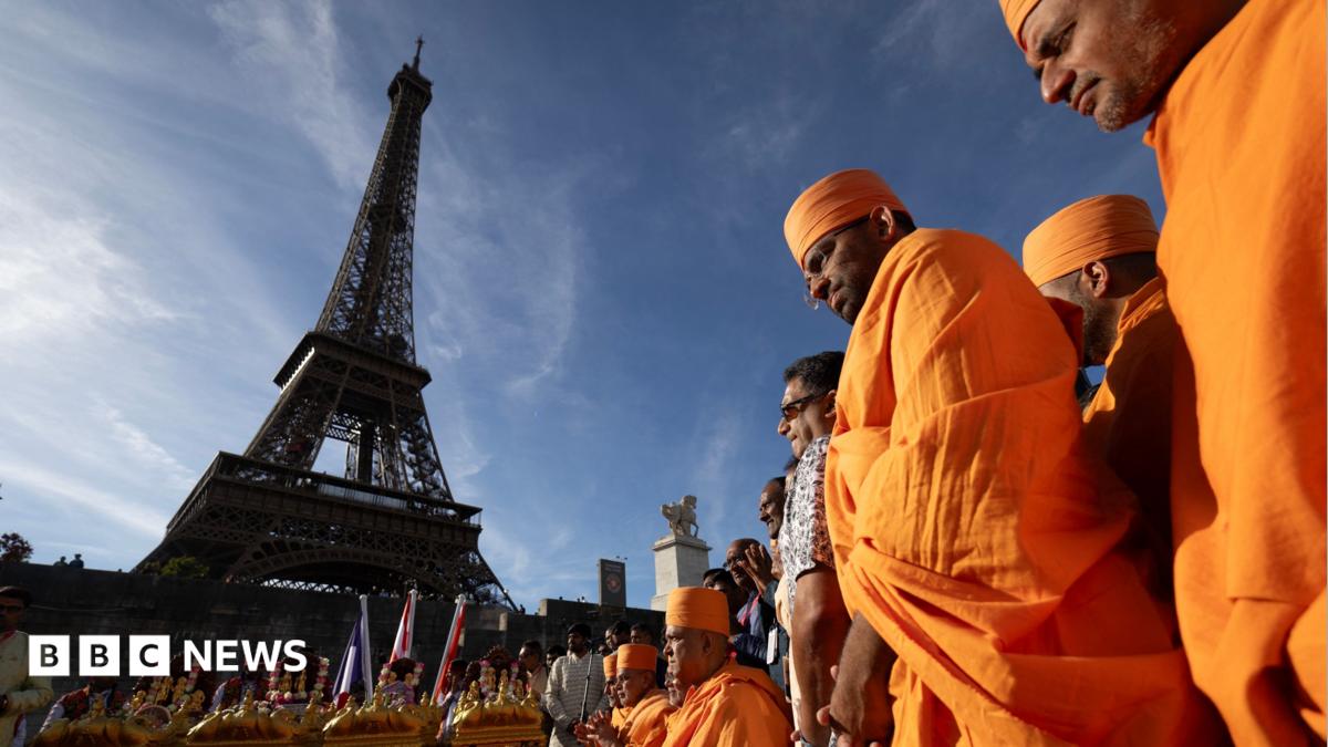 Eiffel Tower: Investigation after female staff replaced by men for religious visit - BBC News