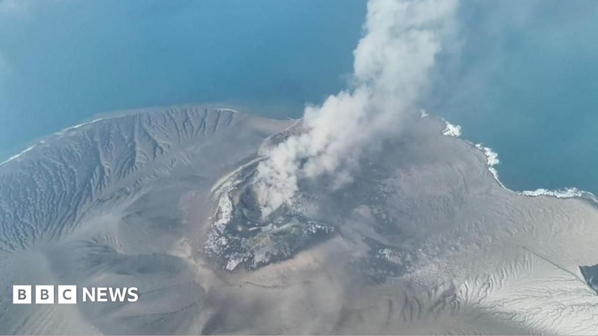 Indonesia airports reopen after volcano eruption leaves 340,000 stranded - BBC News