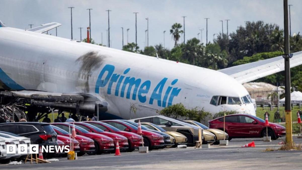 Five killed in Miami plane crash landing were in two vehicles, investigators say - BBC News