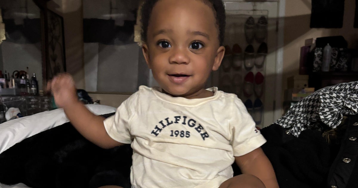 Video shows police actions leading up to fatal shooting of 1-year-old in car outside Mississippi Walmart - CBS News